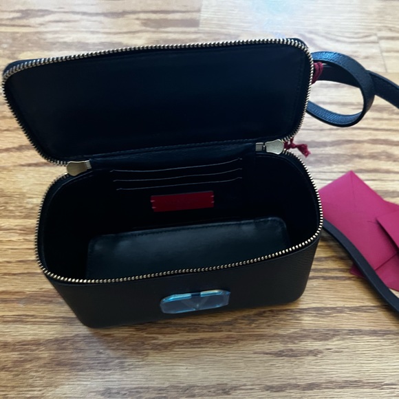 😊SOLD😊 Valentino Garavani Black V-Logo Leather Vanity Case Bag - Picture 6 of 11